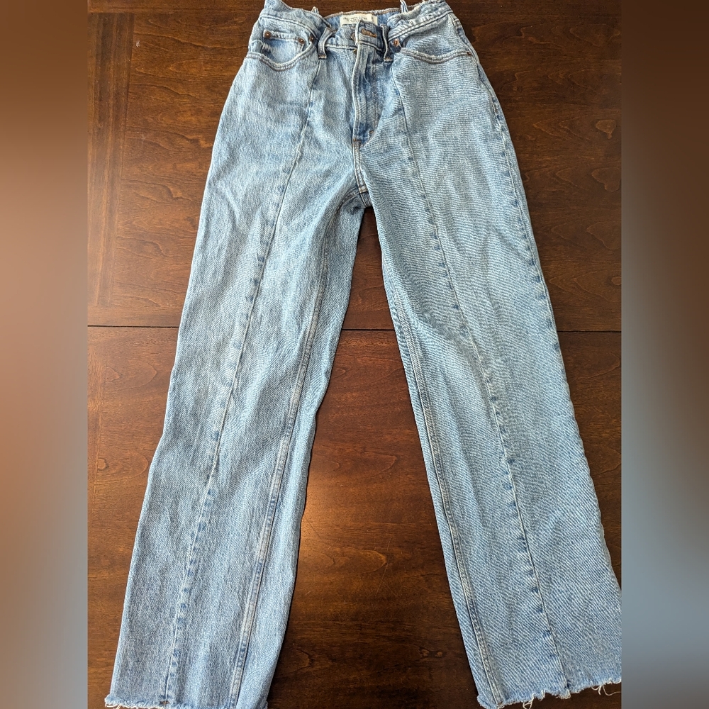 Abercrombie 90s relaxed curve love high rise jeans. 26/2 .. EUC